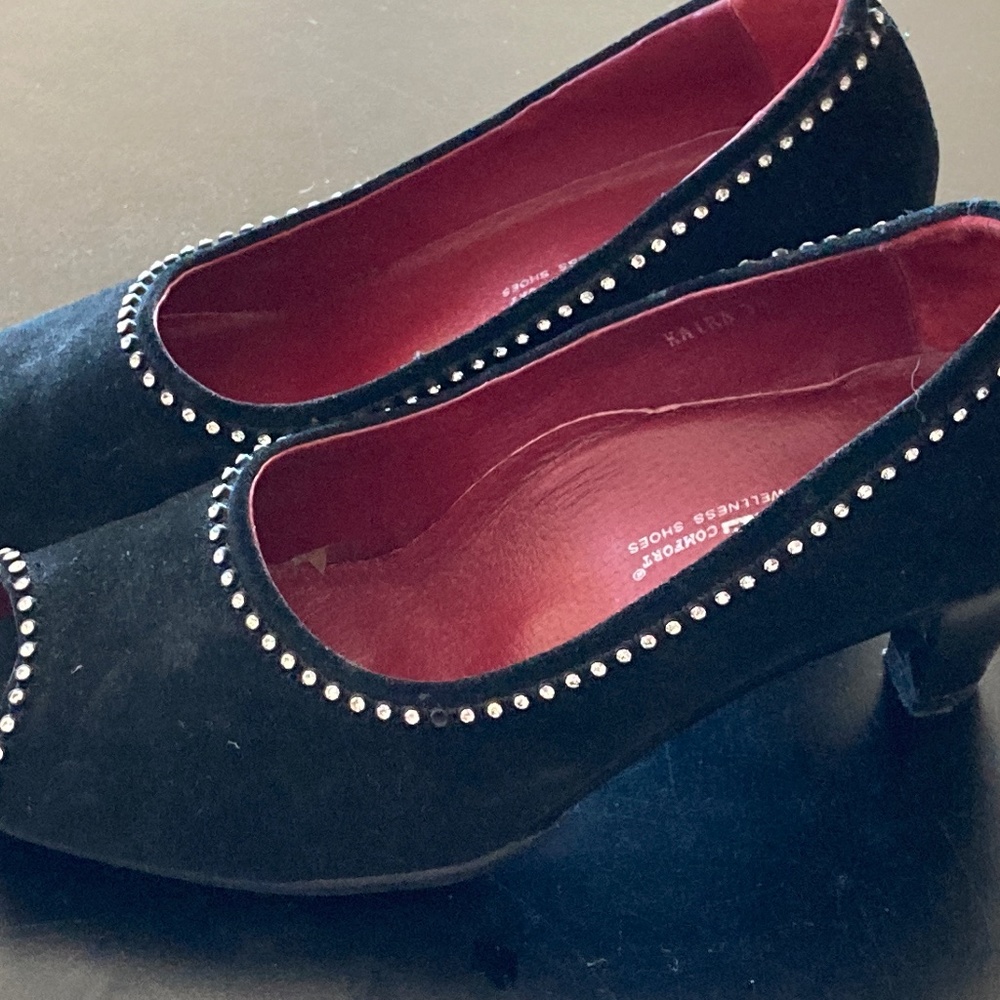Gorgeous Helle dressy black suede size 8 heels